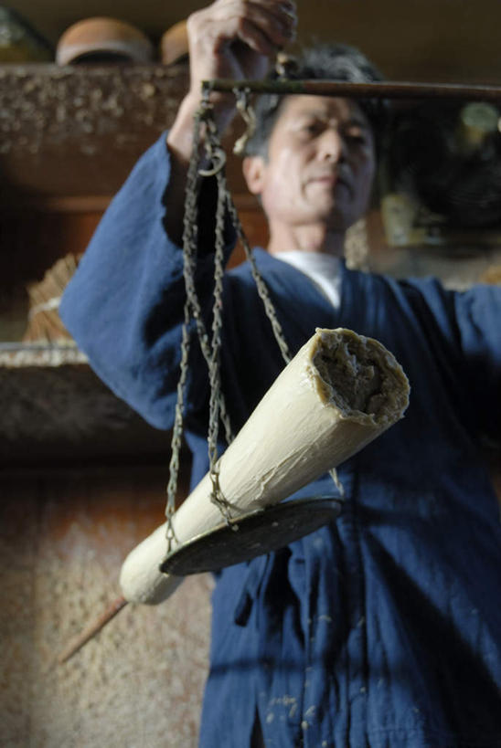 东方人,一个人,站,竖图,室内,白天,仰视,仪器,蜡烛,亚洲,仅一个男性,仅一个人,仅一个中年男性,握,服装,墙,拿,拿着,注视,休闲装,黄种人,墙壁,墙面,一个,衣服,白色,观察,看,站着,休闲,休闲服,握着,服饰,单个,观看,一支,察看,衡量,关注,计量,衡器,杆秤,男人,男性,中年男性,亚洲人,秤,站立,半身,彩图,低角度拍摄