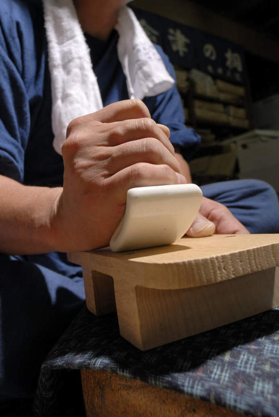 东方人,一个人,木匠,坐,竖图,室内,白天,正面,亚洲,仅一个男性,仅一个人,仅一个中年男性,握,服装,纺织物,工具,拿,拿着,休闲装,黄种人,衣服,毛巾,清洁,休闲,休闲服,握着,服饰,保暖,刨子,透气,防水,刨刀,储水,耐磨,吸水,男人,男性,中年男性,亚洲人,木工,坐着,半身,彩图,刨身