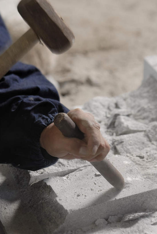 东方人,手,一个人,雕刻家,竖图,俯视,室内,特写,白天,石头,金属制品,亚洲,仅一个男性,仅一个人,仅一个中年男性,敲打,握,服装,金属,锤子,雕刻,工具,榔头,石子,拿,拿着,休闲装,黄种人,衣服,休闲,手部,休闲服,握着,服饰,单手,五金,凿子,变形,紧固,矫正,塑形,牢固,雕镂,雕琢,镌刻,男人,男性,中年男性,亚洲人,雕塑家,石块,岩石,半身,彩图,高角度拍摄