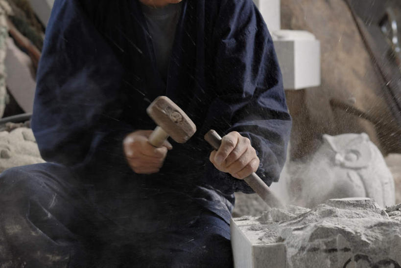 东方人,一个人,雕刻家,坐,横图,室内,白天,正面,石头,金属制品,亚洲,仅一个男性,仅一个人,仅一个中年男性,敲打,弯腰,握,服装,金属,锤子,雕刻,工具,榔头,石子,拿,拿着,休闲装,黄种人,衣服,休闲,休闲服,握着,服饰,五金,凿子,变形,紧固,矫正,塑形,牢固,弯身,雕镂,雕琢,镌刻,男人,男性,中年男性,亚洲人,雕塑家,石块,岩石,坐着,半身,彩图