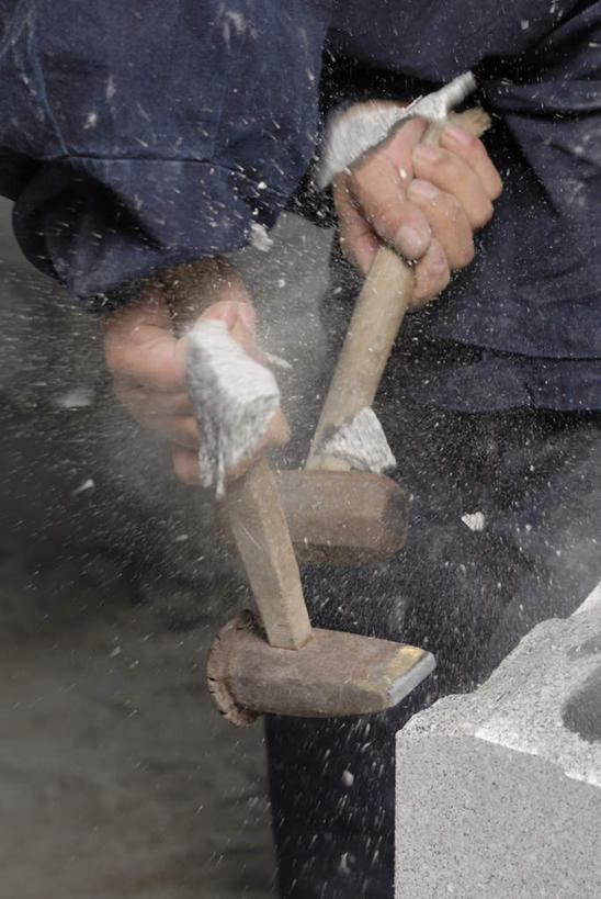 东方人,手,一个人,雕刻家,站,竖图,室内,特写,白天,正面,石头,亚洲,双手,仅一个男性,仅一个人,仅一个中年男性,敲打,握,服装,朦胧,模糊,锤子,雕刻,工具,榔头,石子,拿,拿着,休闲装,黄种人,衣服,站着,休闲,手部,休闲服,握着,服饰,五金,变形,紧固,矫正,塑形,牢固,雕镂,雕琢,镌刻,男人,男性,中年男性,亚洲人,雕塑家,石块,岩石,站立,半身,彩图