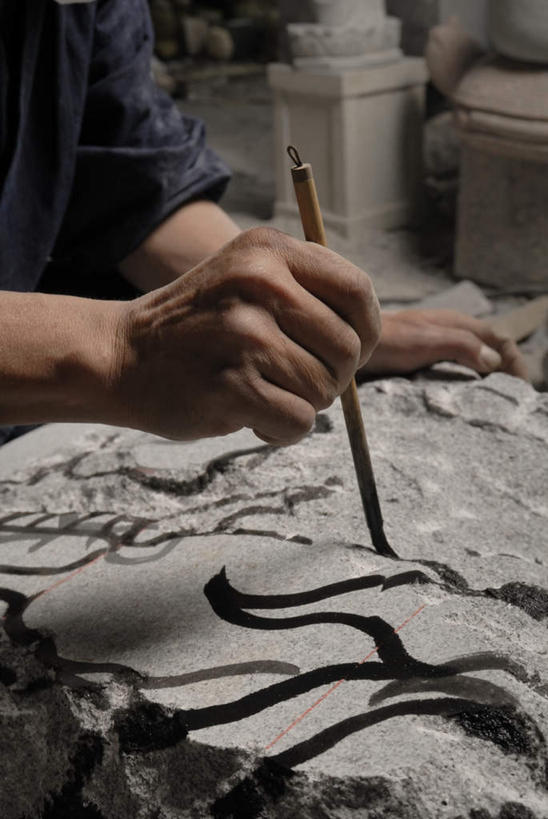 东方人,一个人,雕刻家,蹲,竖图,室外,白天,侧面,石头,亚洲,仅一个男性,仅一个人,仅一个中年男性,握,服装,笔,雕刻,石子,办公用品,拿,拿着,注视,休闲装,黄种人,文具,衣服,画笔,学习用品,低头,观察,看,休闲,休闲服,握着,服饰,观看,文具用品,察看,关注,垂头,雕镂,雕琢,镌刻,男人,男性,中年男性,亚洲人,雕塑家,石块,岩石,蹲着,半身,彩图