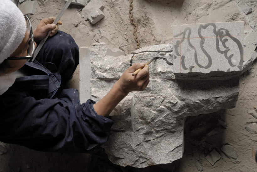 东方人,一个人,雕刻家,蹲,横图,俯视,室外,白天,石头,亚洲,仅一个男性,仅一个人,仅一个中年男性,一副,一条,握,服装,笔,雕刻,石子,头巾,眼镜,办公用品,拿,拿着,注视,休闲装,黄种人,文具,衣服,白色,黑色,画笔,学习用品,低头,观察,看,休闲,休闲服,握着,服饰,观看,文具用品,察看,关注,近视眼镜,垂头,雕镂,雕琢,镌刻,男人,男性,中年男性,亚洲人,雕塑家,石块,岩石,蹲着,半身,彩图,高角度拍摄