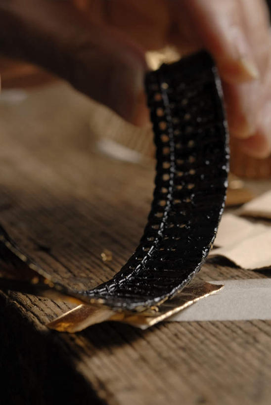 东方人,手,一个人,竖图,室内,特写,白天,正面,桌面,桌子,金属制品,亚洲,仅一个男性,仅一个人,仅一个中年男性,一条,握,朦胧,模糊,金属,木制,纸,拿,拿着,黄种人,木制品,手部,链子,握着,单手,男人,男性,中年男性,亚洲人,半身,彩图