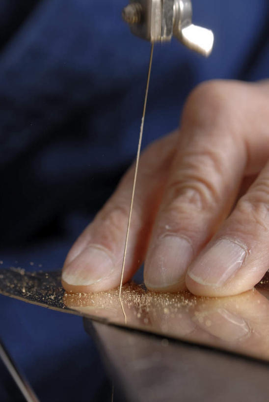 东方人,手,一个人,竖图,室内,特写,白天,正面,工作服,制服,金属制品,亚洲,仅一个男性,仅一个人,握,金属,拿,拿着,黄种人,蓝色,按,仅一个老年男性,手部,握着,切割,工匠,工作制服,老年男性,男人,男性,亚洲人,半身,彩图,工作套服