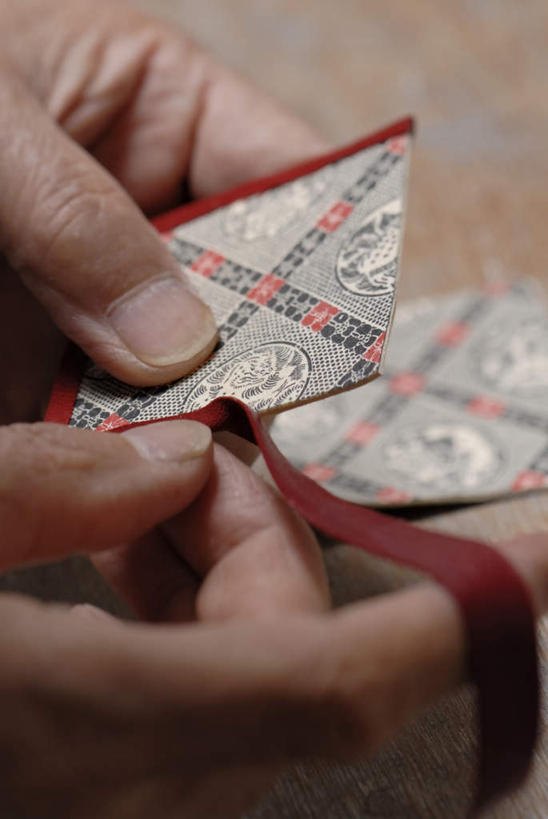 东方人,手,一个人,竖图,俯视,室内,特写,白天,工艺美术品,亚洲,仅一个男性,仅一个人,握,艺术,丝绸,丝带,缎带,艺术品,拿,拿着,黄种人,绸带,工艺品,按,仅一个老年男性,手部,握着,工艺,美术,手工艺,工匠,老年男性,男人,男性,亚洲人,半身,彩图,高角度拍摄