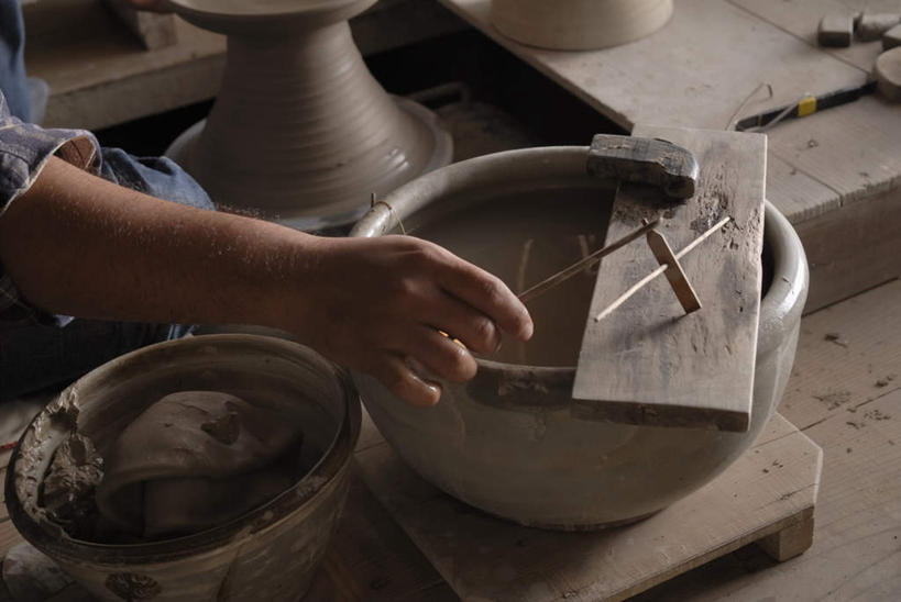 东方人,一个人,横图,俯视,室内,特写,白天,水,桌面,桌子,亚洲,仅一个男性,仅一个人,仅一个中年男性,握,艺术,木制,液体,手工艺品,陶瓷,陶瓷制品,拿,拿着,黄种人,文化,饮用水,木制品,容器,工艺品,碗,矿泉水,握着,艺术家,储藏,粘土,高雅,储存,蒸馏水,陶工旋盘,手工艺,自信心,品位,男人,男性,中年男性,亚洲人,半身,彩图,高角度拍摄,贮存