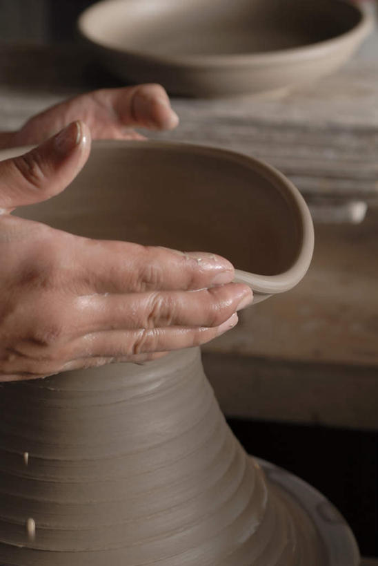 东方人,一个人,摸,竖图,室内,特写,白天,侧面,桌面,桌子,亚洲,仅一个男性,仅一个人,仅一个中年男性,抚摸,握,艺术,木制,手工艺品,陶瓷,陶瓷制品,拿,拿着,黄种人,文化,木制品,容器,工艺品,碗,握着,艺术家,储藏,粘土,高雅,储存,陶工旋盘,手工艺,自信心,品位,男人,男性,中年男性,亚洲人,触摸,接触,半身,彩图,贮存