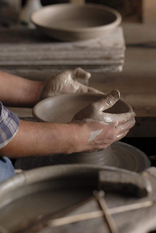 东方人,一个人,摸,捏,竖图,俯视,室内,特写,白天,桌面,桌子,亚洲,仅一个男性,仅一个人,仅一个中年男性,抚摸,握,阴影,艺术,反射,木制,影子,手工艺品,陶瓷,陶瓷制品,拿,捏着,拿着,黄种人,文化,木制品,容器,工艺品,碗,握着,艺术家,储藏,粘土,高雅,储存,陶工旋盘,手工艺,自信心,品位,男人,男性,中年男性,亚洲人,触摸,接触,半身,彩图,高角度拍摄,贮存