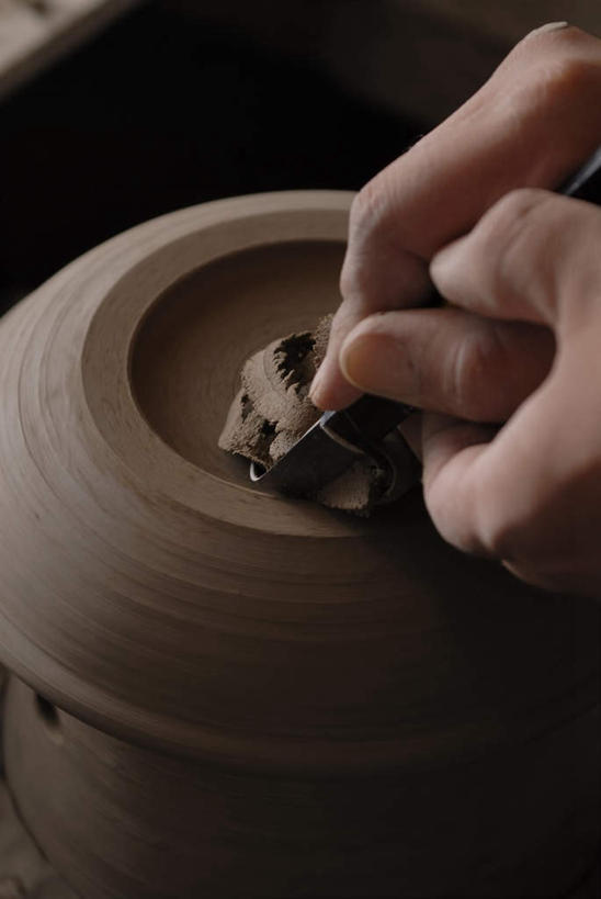 西方人,手,一个人,竖图,俯视,室内,特写,白天,欧洲,欧洲人,双手,仅一个男性,仅一个人,仅一个中年男性,握,艺术,工具,手工艺品,刀具,拿,拿着,旋转,文化,工艺品,刀,手部,握着,刻刀,粘土,切割,高雅,美工刀,扭转,手工艺,自信心,品位,男人,男性,中年男性,白种人,半身,彩图,高角度拍摄