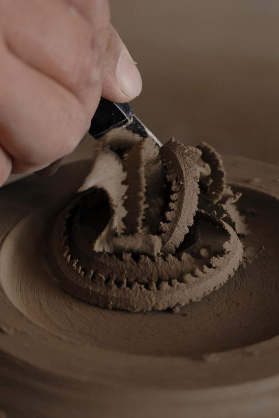 西方人,手,一个人,竖图,俯视,室内,特写,白天,欧洲,欧洲人,双手,仅一个男性,仅一个人,仅一个中年男性,握,艺术,工具,手工艺品,刀具,拿,拿着,旋转,文化,工艺品,刀,手部,握着,刻刀,粘土,切割,高雅,美工刀,扭转,手工艺,自信心,品位,男人,男性,中年男性,白种人,半身,彩图,高角度拍摄