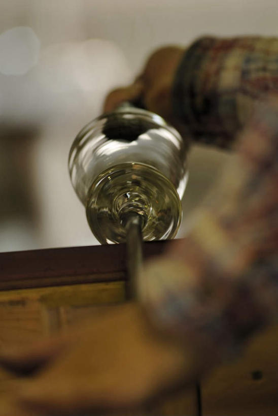 东方人,一个人,工厂,站,竖图,室内,白天,侧面,工作服,制服,车间,玻璃,亚洲,仅一个男性,仅一个人,仅一个中年男性,一根,握,融化,拿,拿着,注视,黄种人,玻璃制品,观察,看,站着,钢筋,握着,观看,察看,关注,锅炉,熔化,工作制服,溶化,熔解,消溶,技艺,男人,男性,中年男性,亚洲人,站立,半身,彩图,工作套服,制造厂,玻璃吹制术,吹制