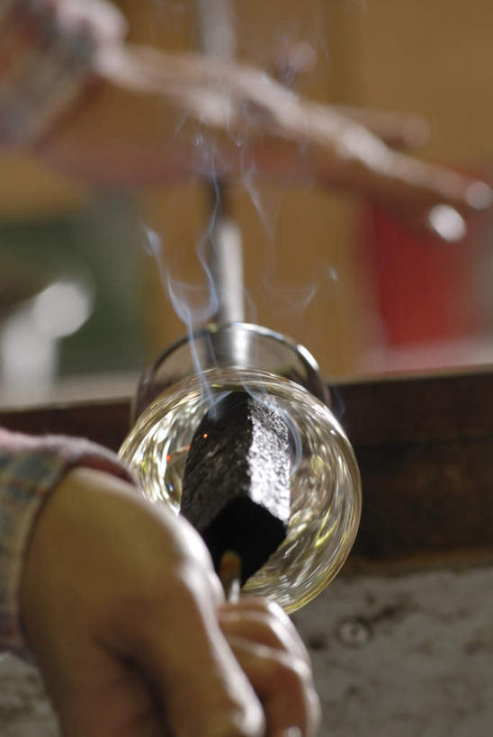 东方人,一个人,工厂,站,竖图,室内,白天,侧面,工作服,制服,车间,玻璃,亚洲,仅一个男性,仅一个人,仅一个中年男性,一根,握,融化,拿,拿着,注视,黄种人,玻璃制品,观察,看,站着,钢筋,握着,观看,察看,关注,锅炉,熔化,工作制服,溶化,熔解,消溶,技艺,男人,男性,中年男性,亚洲人,站立,半身,彩图,工作套服,制造厂,玻璃吹制术,吹制