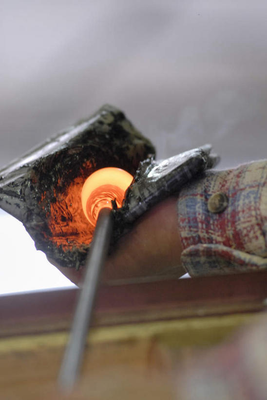 东方人,一个人,工厂,站,竖图,室内,特写,白天,仰视,工作服,制服,车间,玻璃,亚洲,仅一个男性,仅一个人,仅一个中年男性,一根,握,融化,拿,拿着,注视,黄种人,玻璃制品,观察,看,站着,钢筋,握着,观看,察看,关注,锅炉,熔化,工作制服,溶化,熔解,消溶,技艺,男人,男性,中年男性,亚洲人,站立,半身,彩图,低角度拍摄,工作套服,制造厂,玻璃吹制术,吹制