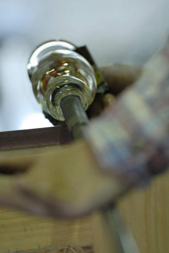 东方人,手,一个人,工厂,站,竖图,室内,特写,白天,侧面,工作服,制服,车间,玻璃,亚洲,双手,仅一个男性,仅一个人,仅一个中年男性,一根,握,朦胧,模糊,融化,拿,拿着,注视,黄种人,玻璃制品,观察,看,站着,手部,钢筋,握着,观看,察看,关注,锅炉,熔化,工作制服,溶化,熔解,消溶,技艺,男人,男性,中年男性,亚洲人,站立,半身,彩图,工作套服,制造厂,玻璃吹制术,吹制