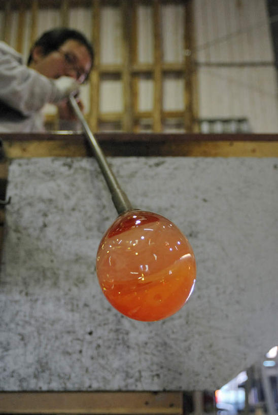 东方人,一个人,工厂,站,竖图,室内,白天,仰视,工作服,制服,车间,玻璃,亚洲,仅一个男性,仅一个人,仅一个中年男性,一根,握,融化,拿,拿着,注视,黄种人,玻璃制品,吹,观察,看,站着,钢筋,握着,观看,察看,关注,锅炉,熔化,工作制服,溶化,熔解,消溶,技艺,男人,男性,中年男性,亚洲人,站立,半身,彩图,低角度拍摄,工作套服,制造厂,玻璃吹制术,吹制