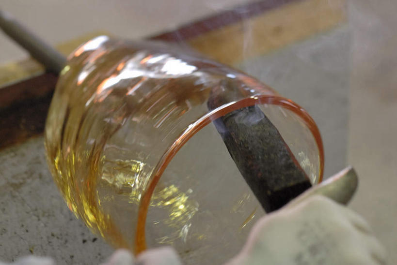 东方人,手,一个人,工厂,横图,俯视,室内,特写,白天,安全,车间,玻璃,亚洲,仅一个男性,仅一个人,仅一个中年男性,一根,连接,握,组合,弯曲,工具,钳子,防护,拿,拿着,黄种人,加工,玻璃制品,手套,手部,钢筋,握着,保护,单手,链接,固定,五金,紧固,拼接,剪断,拼凑,保险,扭转,拼合,凑集,聚合,撮合,链结,保全,周全,安稳,安定,牢固,夹持,防护手套,技艺,平安,男人,男性,中年男性,亚洲人,半身,彩图,高角度拍摄,制造厂,玻璃吹制术,吹制