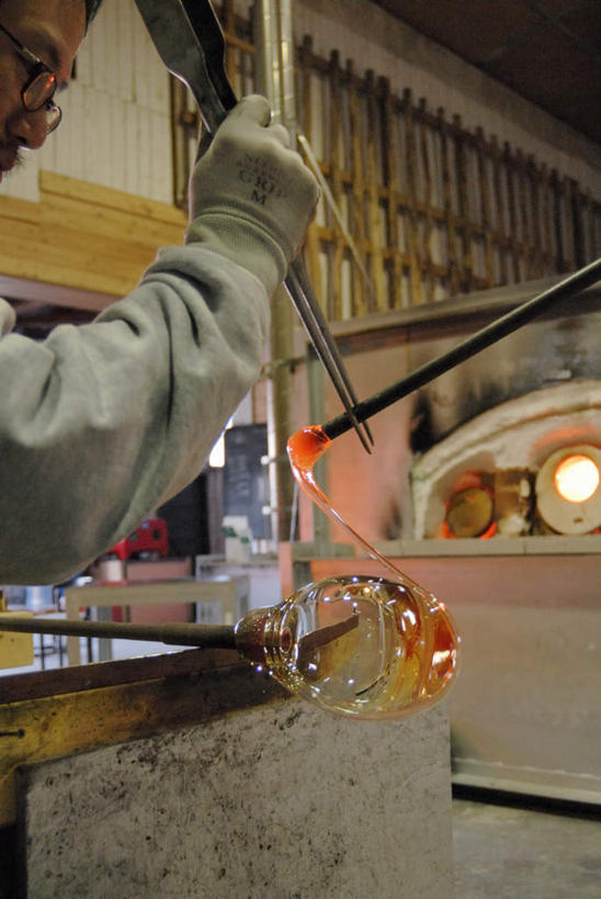 东方人,一个人,工厂,竖图,室内,白天,侧面,工作服,制服,安全,车间,玻璃,亚洲,仅一个男性,仅一个人,仅一个中年男性,一根,连接,握,组合,弯曲,融化,工具,钳子,眼镜,防护,拿,拿着,注视,黄种人,加工,玻璃制品,手套,观察,看,钢筋,握着,观看,保护,链接,固定,五金,察看,紧固,关注,拼接,剪断,锅炉,拼凑,保险,近视眼镜,扭转,熔化,拼合,凑集,聚合,撮合,链结,保全,周全,安稳,安定,牢固,夹持,防护手套,工作制服,溶化,熔解,消溶,技艺,平安,男人,男性,中年男性,亚洲人,半身,彩图,工作套服,制造厂,玻璃吹制术,吹制