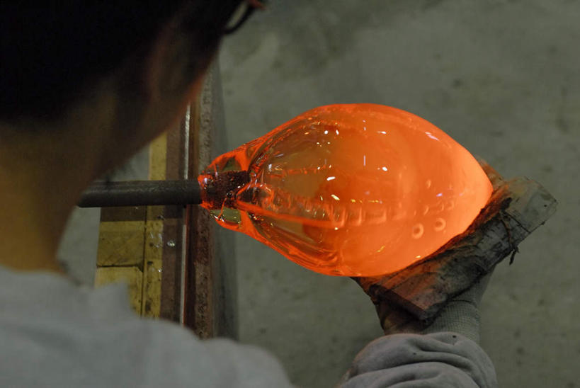 东方人,手,一个人,工厂,横图,俯视,室内,特写,白天,工作服,制服,安全,车间,玻璃,纺织品,亚洲,仅一个男性,仅一个人,仅一个中年男性,握,布,防护,织物,拿,拿着,注视,黄种人,抹布,玻璃制品,手套,观察,看,手部,握着,观看,保护,单手,察看,关注,保险,保全,周全,安稳,安定,防护手套,工作制服,技艺,平安,男人,男性,中年男性,亚洲人,半身,彩图,高角度拍摄,工作套服,制造厂,玻璃吹制术,吹制