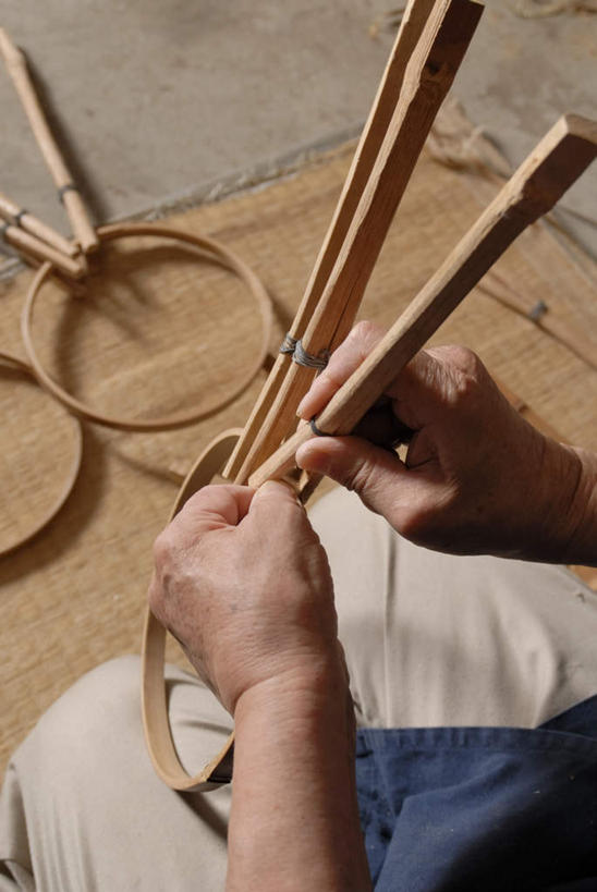 东方人,手,一个人,木匠,工厂,坐,竖图,俯视,室内,特写,白天,工作服,制服,车间,亚洲,双手,仅一个男性,仅一个人,仅一个中年男性,握,木材,拿,拿着,黄种人,木柴,手部,握着,木料,工作制服,男人,男性,中年男性,亚洲人,木工,坐着,半身,彩图,高角度拍摄,工作套服,制造厂