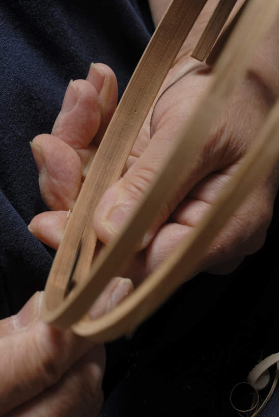 东方人,手,一个人,木匠,工厂,竖图,俯视,室内,特写,白天,工作服,制服,车间,亚洲,双手,仅一个男性,仅一个人,仅一个中年男性,握,朦胧,模糊,木材,拿,拿着,黄种人,木柴,手部,握着,木料,工作制服,男人,男性,中年男性,亚洲人,木工,半身,彩图,高角度拍摄,工作套服,制造厂