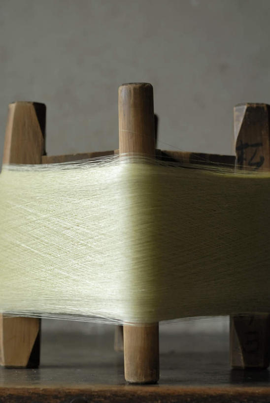 竖图,室内,特写,白天,正面,静物,许多,环绕,编织,缠绕,蚕丝,织物,很多,纺织,一个,单个,丝线,纠缠,线轴,半身,彩图