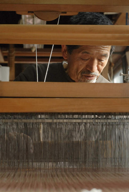 东方人,一个人,工厂,竖图,室内,白天,正面,工作服,制服,车间,亚洲,仅一个男性,仅一个人,仅一个中年男性,织布,工具,注视,黄种人,纺织,一个,观察,看,单个,观看,察看,纺纱,关注,工作制服,纺车,手摇纺车,男人,男性,中年男性,亚洲人,半身,彩图,工作套服,制造厂