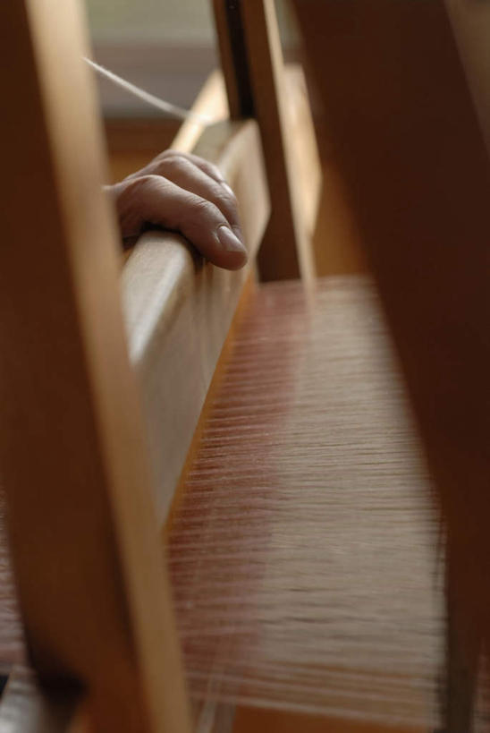 东方人,手,一个人,工厂,竖图,俯视,室内,特写,白天,工作服,制服,车间,亚洲,仅一个男性,仅一个人,仅一个中年男性,织布,朦胧,模糊,编织,蚕丝,工具,织物,注视,黄种人,纺织,一个,观察,看,手部,单个,观看,单手,察看,丝线,纺纱,关注,工作制服,纺车,手摇纺车,男人,男性,中年男性,亚洲人,半身,彩图,高角度拍摄,工作套服,制造厂