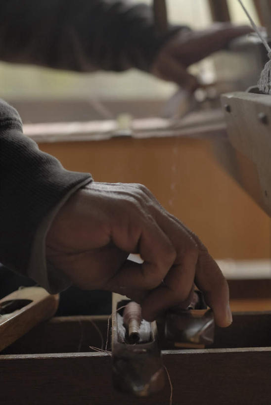 东方人,手,一个人,工厂,竖图,室内,特写,白天,侧面,工作服,制服,车间,亚洲,双手,仅一个男性,仅一个人,仅一个中年男性,织布,朦胧,模糊,工具,注视,黄种人,纺织,一个,观察,看,手部,单个,观看,察看,纺纱,关注,工作制服,纺车,手摇纺车,男人,男性,中年男性,亚洲人,半身,彩图,工作套服,制造厂