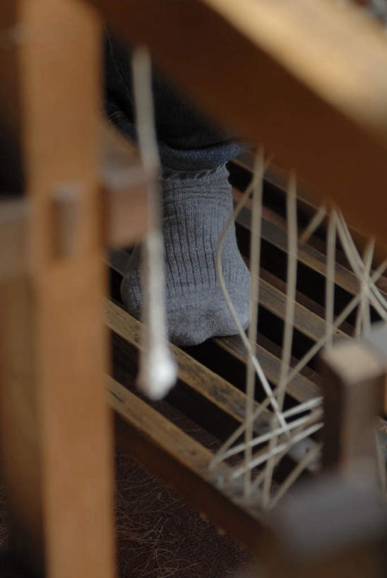 东方人,腿部,脚,脚趾,脚趾甲,腿,一个人,工厂,竖图,俯视,室内,特写,白天,工作服,制服,车间,亚洲,仅一个男性,仅一个人,仅一个中年男性,织布,朦胧,模糊,工具,注视,黄种人,袜子,纺织,一个,观察,看,单个,观看,察看,纺纱,关注,工作制服,纺车,手摇纺车,男人,男性,中年男性,亚洲人,脚指甲,半身,彩图,高角度拍摄,工作套服,制造厂