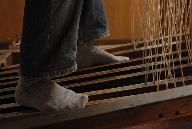 东方人,腿部,脚,脚趾,脚趾甲,腿,一个人,工厂,横图,室内,特写,白天,侧面,工作服,制服,车间,亚洲,仅一个男性,仅一个人,仅一个中年男性,织布,编织,蚕丝,工具,织物,注视,黄种人,袜子,纺织,一个,观察,看,单个,观看,察看,丝线,纺纱,关注,工作制服,纺车,手摇纺车,男人,男性,中年男性,亚洲人,脚指甲,半身,彩图,工作套服,制造厂