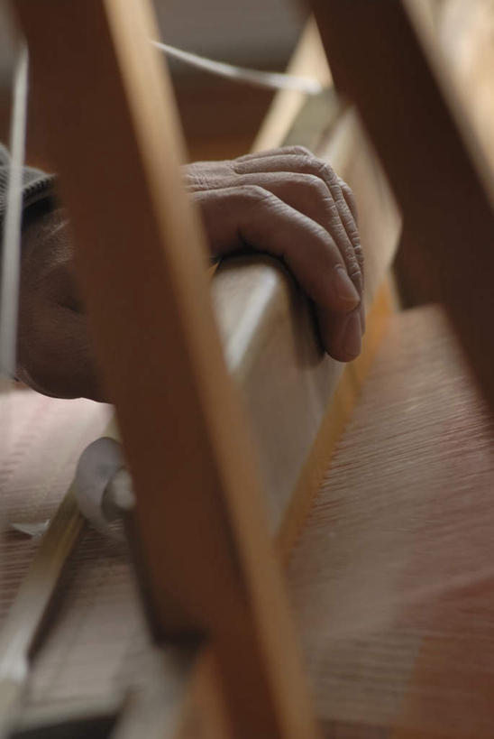 东方人,手,一个人,工厂,坐,竖图,俯视,室内,特写,白天,工作服,制服,车间,亚洲,双手,仅一个男性,仅一个人,仅一个中年男性,握,织布,朦胧,模糊,工具,拿,拿着,黄种人,纺织,一个,手部,握着,单个,纺纱,工作制服,纺车,手摇纺车,男人,男性,中年男性,亚洲人,坐着,半身,彩图,高角度拍摄,工作套服,制造厂