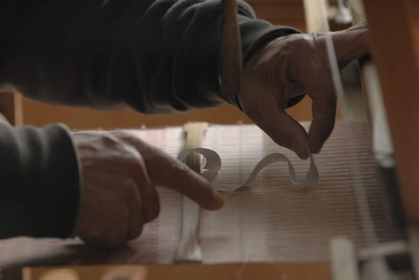 东方人,手,一个人,工厂,横图,俯视,室内,特写,白天,工作服,制服,车间,亚洲,双手,仅一个男性,仅一个人,仅一个中年男性,握,织布,编织,蚕丝,工具,织物,拿,拿着,黄种人,纺织,一个,手部,握着,单个,丝线,纺纱,工作制服,纺车,手摇纺车,男人,男性,中年男性,亚洲人,半身,彩图,高角度拍摄,工作套服,制造厂