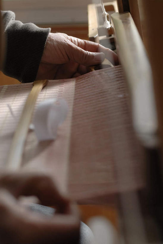 东方人,手,一个人,工厂,竖图,俯视,室内,特写,白天,工作服,制服,车间,亚洲,双手,仅一个男性,仅一个人,仅一个中年男性,握,织布,朦胧,模糊,编织,蚕丝,工具,织物,拿,拿着,黄种人,纺织,一个,手部,握着,单个,丝线,纺纱,工作制服,纺车,手摇纺车,男人,男性,中年男性,亚洲人,半身,彩图,高角度拍摄,工作套服,制造厂