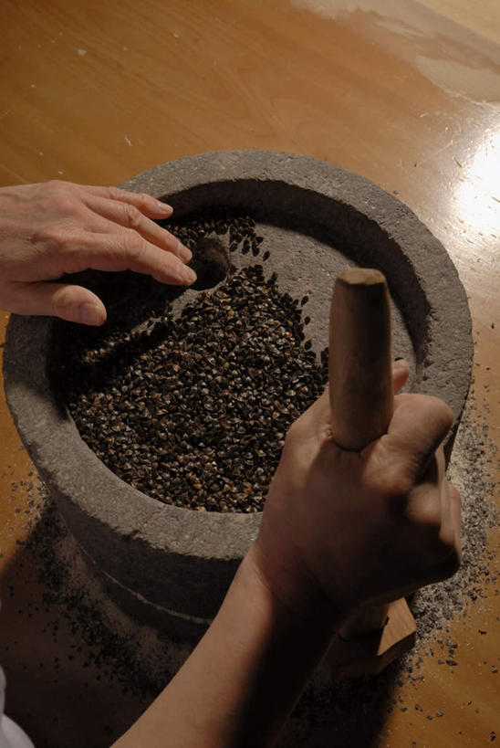 东方人,手,一个人,竖图,俯视,室内,特写,白天,石头,桌面,桌子,亚洲,双手,仅一个男性,仅一个人,仅一个中年男性,握,阴影,反射,木制,影子,拿,拿着,黄种人,石磨,木制品,手部,握着,研磨,磨盘,男人,男性,中年男性,亚洲人,石块,岩石,半身,彩图,高角度拍摄