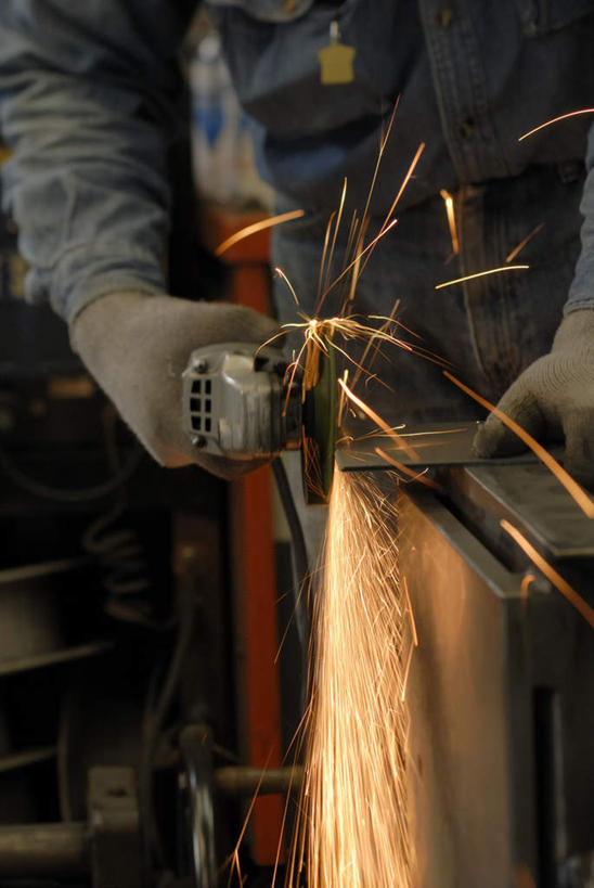 东方人,手,一个人,焊工,工厂,站,竖图,室内,特写,白天,正面,工作服,制服,安全,车间,机器,金属制品,亚洲,双手,仅一个男性,仅一个人,仅一个中年男性,握,飞溅,溅,金属,火花,防护,拿,拿着,黄种人,手套,站着,手部,机械,握着,保护,喷洒,保险,保全,周全,安稳,安定,防护手套,磨光机,工作制服,平安,男人,男性,中年男性,亚洲人,电焊工,焊接工,站立,半身,彩图,工作套服,制造厂