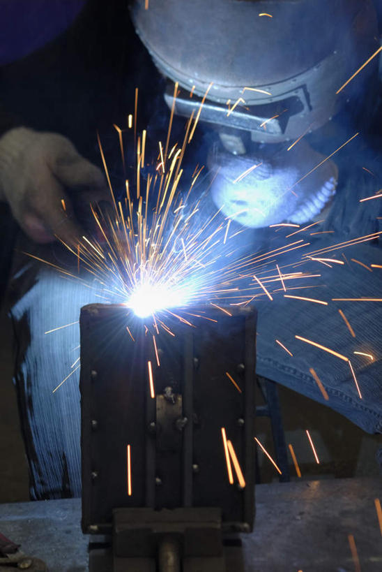 东方人,脸,头,脸颊,手,一个人,焊工,工厂,竖图,俯视,室内,特写,白天,工作服,制服,安全,车间,金属制品,亚洲,仅一个男性,仅一个人,仅一个中年男性,连接,握,飞溅,组合,溅,金属,火花,防护,拿,拿着,注视,黄种人,手套,观察,看,手部,握着,观看,保护,单手,电焊,焊接,察看,紧固,关注,喷洒,面罩,拼接,拼凑,保险,焊枪,拼合,凑集,聚合,撮合,保全,周全,安稳,安定,牢固,防护手套,电弧焊,工作制服,平安,男人,男性,中年男性,亚洲人,头部,脸部,脸蛋,面部,电焊工,焊接工,半身,彩图,高角度拍摄,工作套服,制造厂,电焊面罩