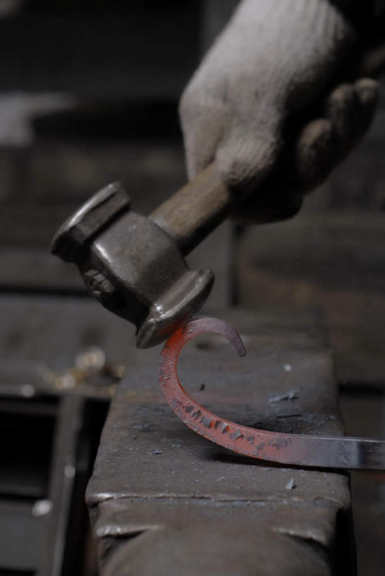 东方人,手,一个人,焊工,工厂,竖图,俯视,室内,特写,白天,安全,车间,金属制品,亚洲,仅一个男性,仅一个人,仅一个中年男性,敲打,朦胧,模糊,金属,锤子,工具,榔头,防护,黄种人,手套,手部,保护,单手,五金,变形,紧固,矫正,灼热,保险,塑形,保全,周全,安稳,安定,牢固,防护手套,炽热,平安,男人,男性,中年男性,亚洲人,电焊工,焊接工,半身,彩图,高角度拍摄,制造厂