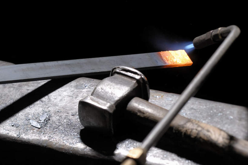 无人,横图,俯视,室内,特写,白天,热情,静物,火,金属制品,连接,敲打,组合,金属,锤子,工具,火焰,榔头,燃烧,电焊,焊接,五金,变形,紧固,拼接,矫正,拼凑,灼热,塑形,焊枪,拼合,凑集,聚合,撮合,牢固,电弧焊,炽热,彩图,高角度拍摄