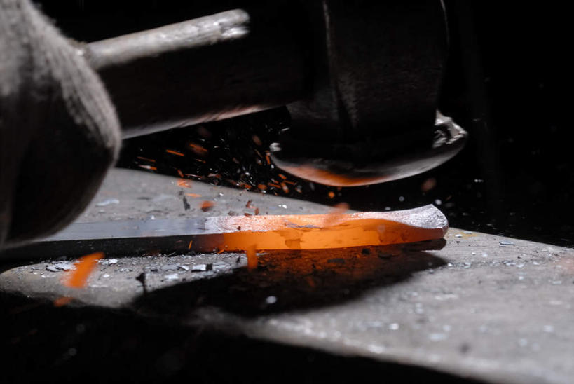 东方人,手,一个人,无人,焊工,工厂,横图,俯视,室内,特写,白天,安全,车间,金属制品,亚洲,仅一个男性,仅一个人,仅一个中年男性,敲打,握,飞溅,溅,金属,锤子,工具,火花,榔头,防护,拿,拿着,黄种人,手套,手部,握着,保护,单手,五金,变形,紧固,喷洒,矫正,灼热,保险,塑形,保全,周全,安稳,安定,牢固,防护手套,炽热,平安,男人,男性,中年男性,亚洲人,电焊工,焊接工,彩图,高角度拍摄,制造厂