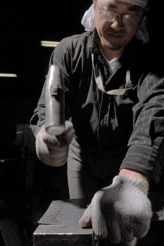 东方人,一个人,焊工,工厂,站,竖图,室内,白天,正面,工作服,制服,安全,车间,金属制品,亚洲,仅一个男性,仅一个人,仅一个中年男性,敲打,握,金属,锤子,工具,榔头,防护,拿,拿着,注视,黄种人,手套,观察,看,站着,握着,观看,保护,五金,察看,变形,紧固,关注,矫正,保险,塑形,保全,周全,安稳,安定,牢固,防护手套,工作制服,平安,男人,男性,中年男性,亚洲人,电焊工,焊接工,站立,半身,彩图,工作套服,制造厂