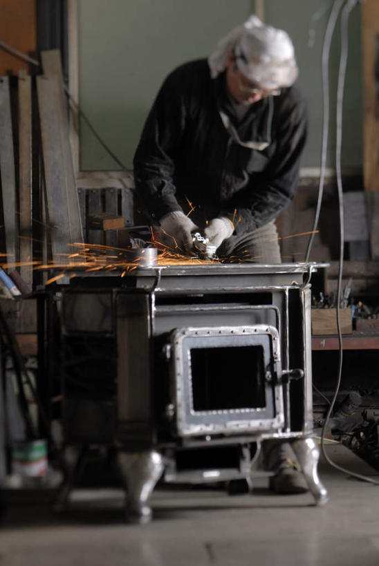 东方人,一个人,焊工,工厂,站,竖图,室内,白天,正面,工作服,制服,安全,车间,机器,金属制品,亚洲,仅一个男性,仅一个人,仅一个中年男性,握,飞溅,溅,金属,工具,火花,防护,拿,拿着,黄种人,手套,站着,机械,握着,锯子,保护,电锯,切割,喷洒,灼热,保险,锯,保全,周全,安稳,安定,防护手套,磨光机,工作制服,炽热,动力锯,平安,男人,男性,中年男性,亚洲人,电焊工,焊接工,站立,彩图,全身,工作套服,制造厂,割