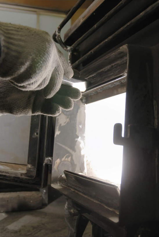 东方人,手,一个人,焊工,工厂,竖图,室内,特写,白天,侧面,工作服,制服,安全,车间,金属制品,亚洲,双手,仅一个男性,仅一个人,仅一个中年男性,握,防护,拿,拿着,注视,黄种人,手套,观察,看,手部,握着,观看,保护,察看,关注,保险,熔炉,保全,周全,安稳,安定,防护手套,工作制服,平安,男人,男性,中年男性,亚洲人,电焊工,焊接工,半身,彩图,工作套服,制造厂