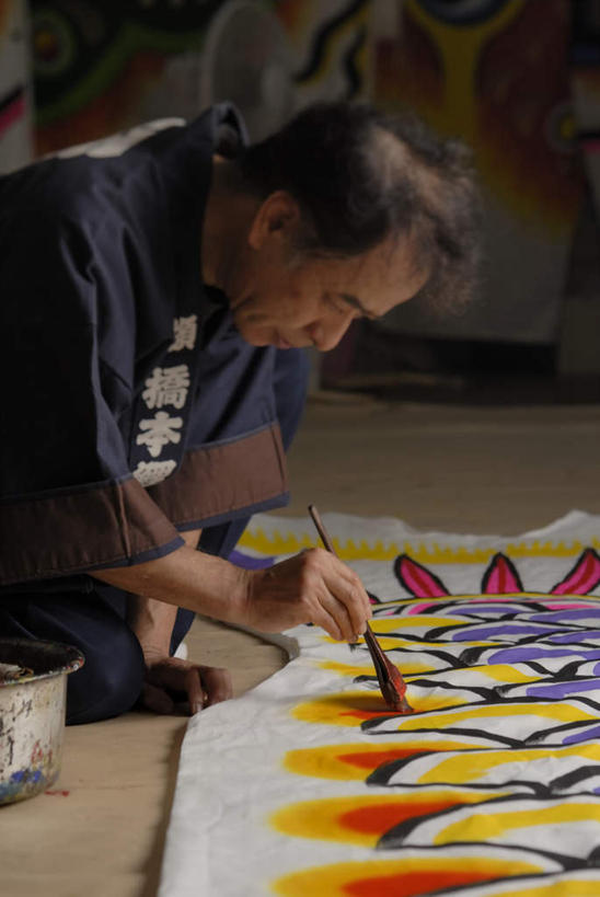 东方人,一个人,画家,跪,竖图,彩色,室内,白天,侧面,工作服,制服,绘画,地板,旗帜,亚洲,仅一个男性,仅一个人,仅一个中年男性,握,艺术,笔,鲤鱼旗,办公用品,地面,古典,拿,拿着,注视,黄种人,文化,旗子,木地板,文具,画笔,学习用品,工艺品,观察,看,品味,祈福,握着,观看,祈求,文具用品,美术,察看,高雅,关注,美学,旌旗,旗号,工作制服,鲤帜,男人,男性,中年男性,亚洲人,跪着,半身,彩图,工作套服