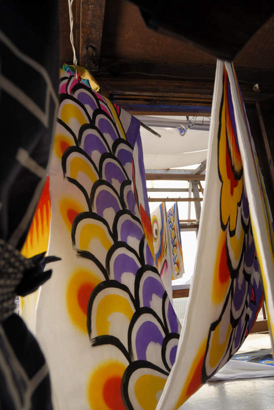 东方人,一个人,画家,站,跪,竖图,彩色,室内,白天,仰视,工作服,制服,绘画,旗帜,工艺美术品,亚洲,仅一个男性,仅一个人,仅一个中年男性,握,艺术,鲤鱼旗,艺术品,古典,拿,拿着,黄种人,文化,旗子,工艺品,品味,祈福,站着,握着,工艺,祈求,美术,高雅,美学,旌旗,旗号,工作制服,鲤帜,男人,男性,中年男性,亚洲人,跪着,站立,半身,彩图,低角度拍摄,工作套服