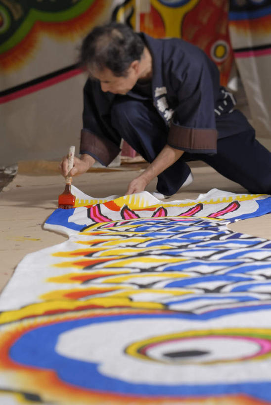 东方人,一个人,画家,跪,竖图,彩色,室内,白天,正面,工作服,制服,绘画,地板,旗帜,亚洲,仅一个男性,仅一个人,仅一个中年男性,握,艺术,笔,鲤鱼旗,办公用品,地面,古典,拿,拿着,注视,黄种人,文化,旗子,木地板,文具,画笔,学习用品,工艺品,观察,看,品味,祈福,握着,观看,祈求,文具用品,美术,察看,高雅,关注,美学,旌旗,旗号,工作制服,鲤帜,男人,男性,中年男性,亚洲人,跪着,半身,彩图,工作套服