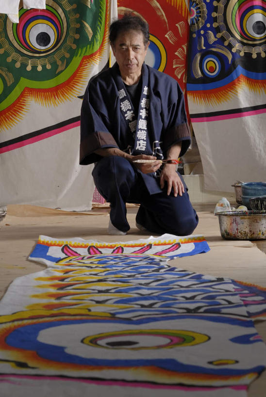 东方人,一个人,画家,跪,竖图,彩色,室内,白天,正面,工作服,制服,绘画,地板,旗帜,亚洲,仅一个男性,仅一个人,仅一个中年男性,许多,握,艺术,笔,鲤鱼旗,办公用品,地面,很多,古典,拿,拿着,注视,黄种人,文化,旗子,木地板,文具,画笔,学习用品,工艺品,观察,看,品味,祈福,握着,观看,祈求,文具用品,美术,察看,高雅,关注,美学,旌旗,旗号,工作制服,鲤帜,男人,男性,中年男性,亚洲人,跪着,彩图,全身,工作套服