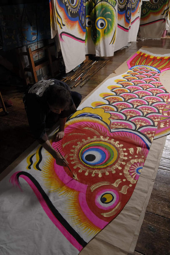 东方人,一个人,工厂,站,竖图,俯视,室内,白天,绘画,旗帜,亚洲,仅一个男性,仅一个人,仅一个中年男性,弯腰,握,服装,艺术,笔,鲤鱼旗,办公用品,古典,拿,拿着,休闲装,黄种人,文化,旗子,文具,衣服,画笔,学习用品,工艺品,品味,祈福,站着,休闲,休闲服,握着,服饰,祈求,文具用品,美术,一支,高雅,美学,弯身,旌旗,旗号,鲤帜,男人,男性,中年男性,亚洲人,站立,彩图,高角度拍摄,全身,工地,制造厂