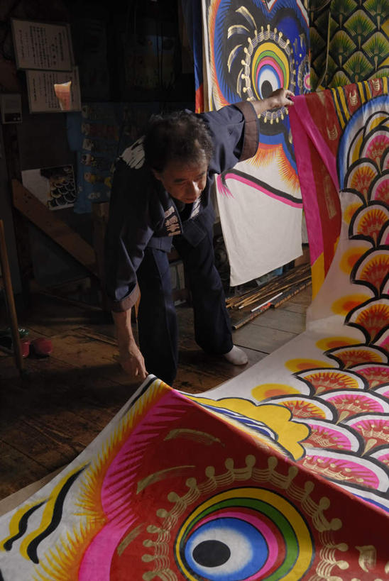 东方人,一个人,工厂,站,竖图,俯视,室内,白天,绘画,旗帜,亚洲,仅一个男性,仅一个人,仅一个中年男性,弯腰,握,服装,艺术,鲤鱼旗,古典,拿,拿着,注视,休闲装,黄种人,文化,旗子,衣服,工艺品,观察,看,品味,祈福,站着,休闲,休闲服,握着,服饰,观看,祈求,美术,察看,高雅,关注,美学,弯身,旌旗,旗号,鲤帜,男人,男性,中年男性,亚洲人,站立,彩图,高角度拍摄,全身,工地,制造厂