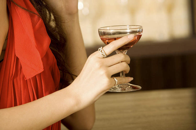 东方人,手,一个人,酒吧,站,横图,室内,特写,白天,侧面,裙子,爱情,窗户,桌面,桌子,橱窗,杯子,亚洲,仅一个年轻女性,仅一个女性,仅一个人,握,连衣裙,服装,朦胧,模糊,木制,高脚杯,酒类,浪漫,拿,拿着,黄种人,文化,玻璃窗,玻璃制品,酒,装饰品,饮料,衣服,戒指,酒杯,木制品,饰品,首饰,鸡尾酒,站着,手部,恩爱,调酒,握着,服饰,信物,创造,权利,衣着,穿着,想象,玻璃橱窗,手饰,鸡尾酒杯,衣饰,年轻女性,女人,女性,亚洲人,玻璃杯,站立,半身,彩图,酒吧间,酒馆